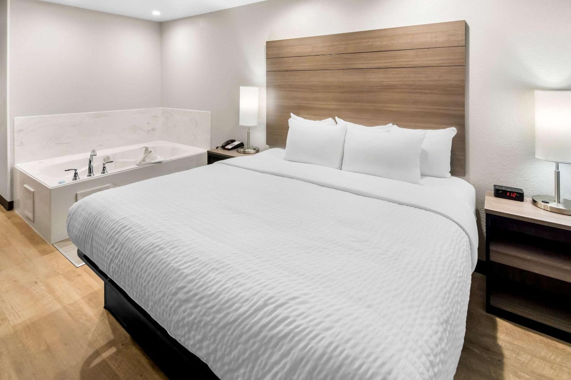 Clarion Pointe Hotel ฟอร์ตเวิร์ท ภายนอก รูปภาพ