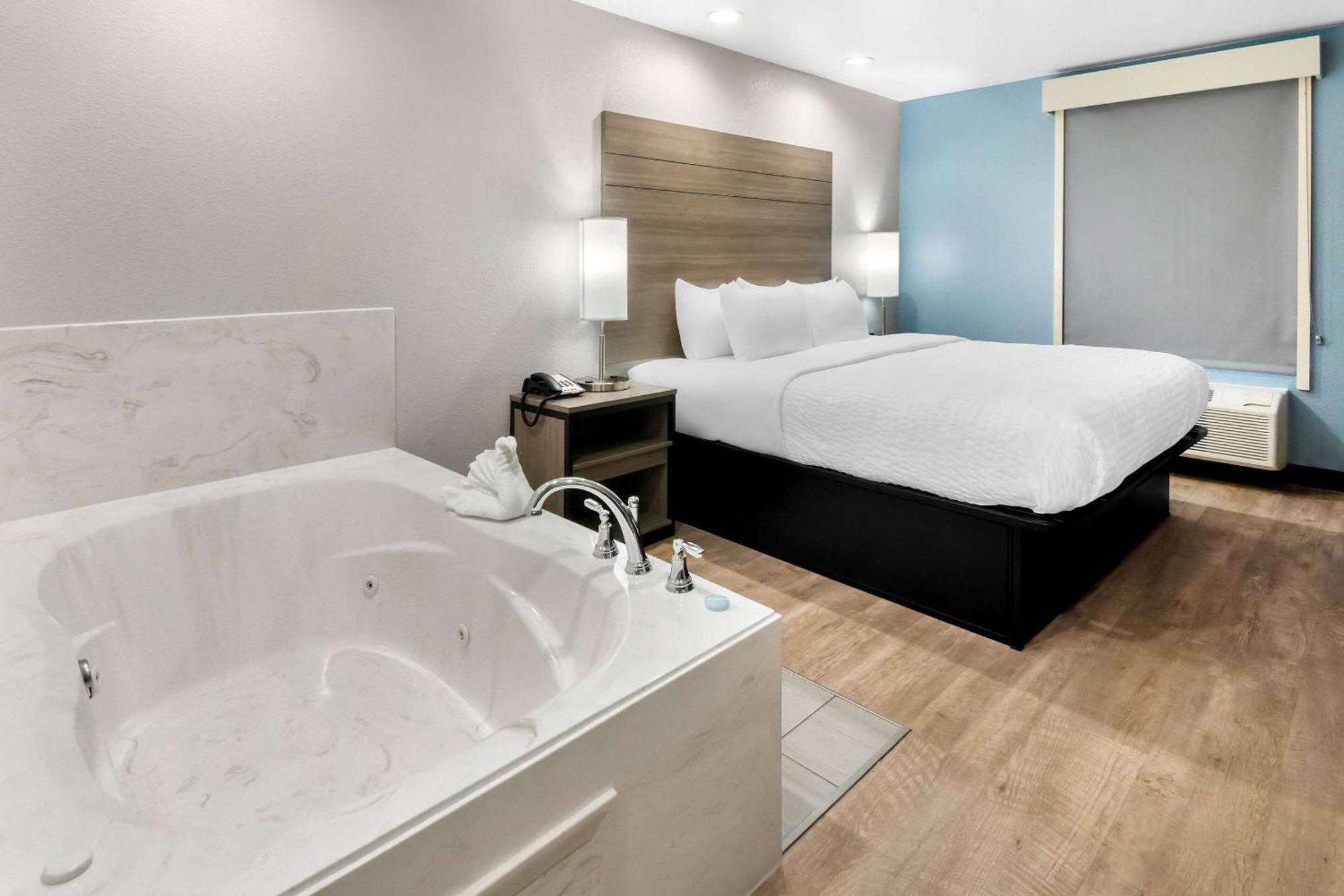 Clarion Pointe Hotel ฟอร์ตเวิร์ท ภายนอก รูปภาพ